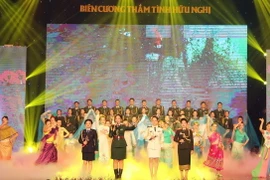 Tiết mục nghệ thuật tại buổi giao lưu. (Ảnh: Trọng Đức/TTXVN)