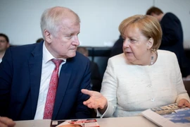 Thủ tướng Đức Angela Merkel và ông Horst Seehofer. (Nguồn: AFP/TTXVN)