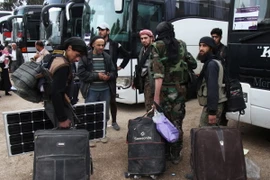 Lực lượng nổi dậy Syria tới làng Mizanz, cách Idlib khoảng 30km sau khi rời Harasta, Đông Ghouta ngày 24/3. (Nguồn: AFP/ TTXVN)