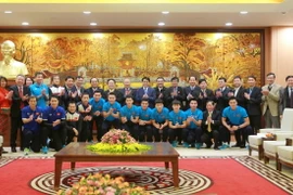 Chủ tịch Ủy ban Nhân dân thành phố Hà Nội Nguyễn Đức Chung với các đại biểu và cầu thủ đội tuyển bóng đá nam U23 dự buổi gặp mặt. (Ảnh: An Đăng/TTXVN)