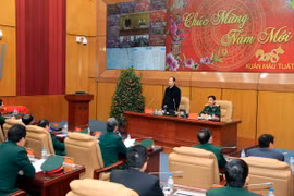 Chủ tịch nước Trần Đại Quang chúc Tết cán bộ, sĩ quan Bộ Tư lệnh Thông tin liên lạc, đảo Song Tử Tây thuộc quần đảo Trường Sa và Đồn Biên phòng Đàm Thủy tỉnh Hà Giang. (Ảnh: Nhan Sáng/TTXVN)