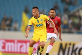 FLC Thanh Hóa (áo vàng) bị cầm hòa. (Ảnh: Hải Đăng/Vietnam+)