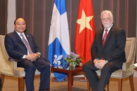 Thủ tướng Nguyễn Xuân Phúc gặp Thủ hiến bang Quebec Philippe Couillard. (Ảnh: Thống Nhất/TTXVN)