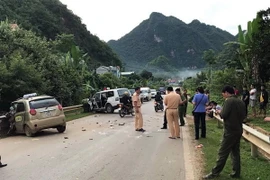 Hiện trường vụ tai nạn giữa xe taxi và xe cứu thương. (Nguồn: TTXVN phát)