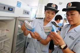 Cơ quan chức năng kiểm tra vắcxin tại một cơ sở tiêm chủng. (Nguồn: AFP)