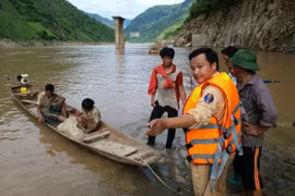 Thi thể cháu Sùng Thị Dia, 11 tuổi vừa được tìm thấy sau 3 ngày bị lật thuyền mất tích. (Ảnh: Việt Hoàng/TTXVN)