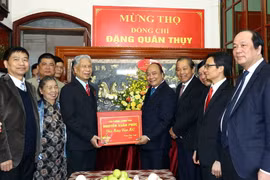 Thủ tướng Nguyễn Xuân Phúc mừng thọ Trung tướng Đặng Quân Thụy. (Ảnh: Thống Nhất/TTXVN)