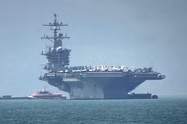 Tàu sân bay USS Carl Vinson neo tại vịnh Đà Nẵng. (Ảnh: Trần Lê Lâm/TTXVN)