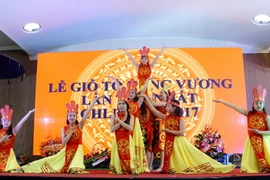 Trình diễn tiết mục văn nghệ "Dòng máu Lạc Hồng" tại lễ giỗ Tổ Hùng Vương năm 2017 ở Đức. (Ảnh: Phạm Văn Thắng/TTXVN)