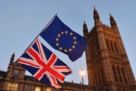Cờ Anh (phía dưới) và cờ EU (phía trên) tại London. (Nguồn: AFP/ TTXVN)