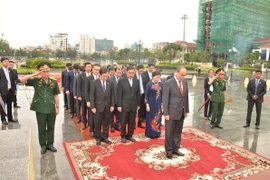 Bí thư Thành ủy Nguyễn Thiện Nhân và Đoàn đại biểu Thành phố Hồ Chí Minh làm lễ dâng hương và đặt vòng hoa tại Đài Hữu nghị Việt Nam-Campuchia.(Ảnh: Minh Hưng– Chanh Đa/TTXVN)