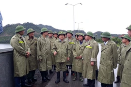 Phó Thủ tướng Trịnh Đình Dũng, lãnh đạo tỉnh Thanh Hóa cùng đoàn công tác kiểm tra khu vực Hồ Cửa Đạt. (Ảnh: Khiếu Tư/TTXVN)