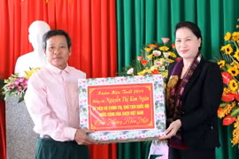 Chủ tịch Quốc hội Nguyễn Thị Kim Ngân tặng quà cho xã Thạch Vĩnh, huyện Thạch Hà. (Ảnh: Trọng Đức/TTXVN)