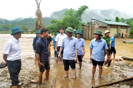 Phó Bí thư Thường trực Tỉnh ủy Hà Giang Thào Hồng Sơn thăm hỏi, chia sẻ với gia đình bị thiệt nặng hại do mưa lũ ở xã Thuận Hòa, huyện Vị Xuyên. (Ảnh: Hoàng Ngọc/TTXVN)