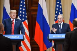 Tổng thống Nga Vladimir Putin (phải) và Tổng thống Mỹ Donald Trump tại cuộc họp báo chung sau cuộc gặp thượng đỉnh ở Helsinki, Phần Lan ngày 16/7. (Nguồn: AFP/ TTXVN)