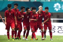 Các cầu thủ Olympic Việt Nam ăn mừng bàn thắng san bằng tỷ số 1-1 trước Olympic UAE của tiền đạo Nguyễn Văn Quyết (số 10). (Nguồn: AFP/TTXVN)