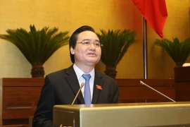 Bộ trưởng Bộ Giáo dục và Đào tạo Phùng Xuân Nhạ, thừa ủy quyền của Thủ tướng Chính phủ trình bày Tờ trình dự án Luật sửa đổi, bổ sung một số điều của Luật Giáo dục đại học. (Ảnh: Doãn Tấn/TTXVN)