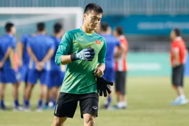 Thủ môn Bùi Tiến Dũng tại buổi tập luyện. (Ảnh: Hoàng Linh/TTXVN)