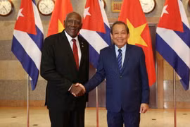 Phó Thủ tướng Thường trực Trương Hòa Bình đón Phó Chủ tịch Cuba Salvador Valdés Mesa. (Ảnh: Dương Giang/TTXVN)