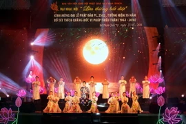 Tiết mục văn nghệ ca ngợi Bồ tát Thích Quảng Đức, pháp nạn 1963. (Ảnh: Thanh Vũ/TTXVN)