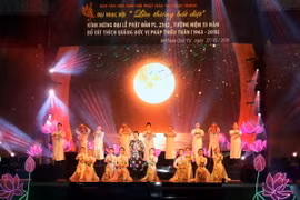 Tiết mục văn nghệ ca ngợi Bồ tát Thích Quảng Đức, pháp nạn 1963. (Ảnh: Thanh Vũ/TTXVN)