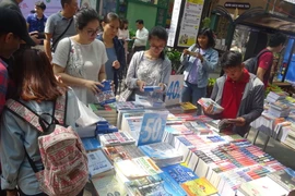 Bạn đọc tham quan và mua sách tại các gian trưng bày. (Ảnh: Gia Thuận/TTXVN)