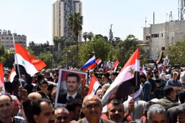 Người dân Syria đã đổ xuống đường phố Aleppo, bày tỏ sự ủng hộ Tổng thống Bashar al-Assad và quân đội Chính phủ, ngày 14/4. (Nguồn: AFP/TTXVN)
