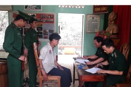 Đối tượng Tặng Văn Cấu bị lực lượng biên phòng bắt giữ. (Ảnh: Trịnh Duy Hưng/TTXVN)