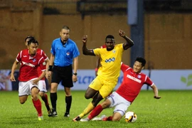 Pha tranh bóng giữa cầu thủ hai đội. (Ảnh: Trịnh Duy Hưng/TTXVN)