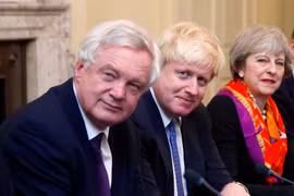Thủ tướng Anh Theresa May và hai vị bộ trưởng mới từ nhiệm: Boris Johnson và David Davis. (Nguồn: Business Insider)