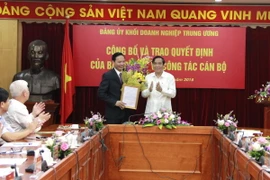 Ông Nguyễn Thanh Bình, Ủy viên Trung ương Đảng, Phó Trưởng ban Thường trực Ban Tổ chức Trung ương đã trao quyết định và chúc mừng ông Lê Văn Châu. (Nguồn: Đảng ủy Khối Doanh nghiệp Trung ương)