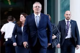 Tân Thủ tướng Australia Scott Morrison (giữa) tới cuộc họp ở Canberra ngày 24/8. (Nguồn: AFP/TTXVN)