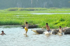 Trẻ em tắm sông tại đầm Vân Long huyện Gia Viễn, Ninh Bình. Ảnh minh họa. (Ảnh: Minh Đức/TTXVN)