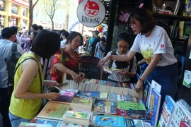 Bạn đọc mua sách tại các gian trưng bày. (Ảnh: Gia Thuận/TTXVN)
