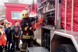 Một buổi tham quan tại Trạm Phòng cháy chữa cháy số 38 quận Gagarin, Moskva, cho các em học sinh lớp 2. (Ảnh: Tâm Hằng/Vietnam+)
