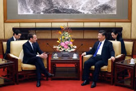 Chủ tịch Trung Quốc Tập Cận Bình (ảnh, phải) có cuộc gặp với Tổng thống Pháp Emmanuel Macron (ảnh, trái) đang trong chuyến thăm Trung Quốc. (Nguồn: AFP/TTXVN)