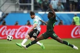 Cầu thủ Lionel Messi (trái) của Argentina ghi bàn trong trận đấu với Nigeria ở Saint Petersburg, Nga ngày 26/6. (Nguồn: THX/TTXVN)