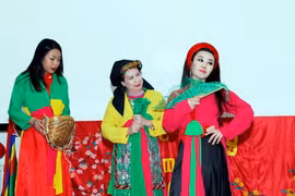 Biểu diễn kịch Tấm Cám tại buổi gặp mặt. (Ảnh: Huy Thông/TTXVN)