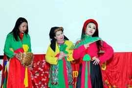 Biểu diễn kịch Tấm Cám tại buổi gặp mặt. (Ảnh: Huy Thông/TTXVN)