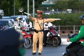 Cảnh sát giao thông Đội 4, Công an thành phố Hà Nội điều tiết giao thông tại ngã tư đường Giải Phóng-Đại Cồ Việt. (Ảnh: Doãn Tấn/TTXVN)