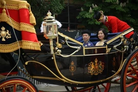 Hình ảnh Hoàng gia Anh dùng xe ngựa đón Đại sứ Việt Nam