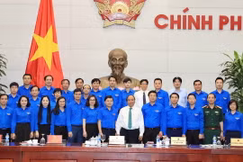 Thủ tướng Nguyễn Xuân Phúc và các cán bộ Đoàn. (Ảnh: Thống Nhất/TTXVN)