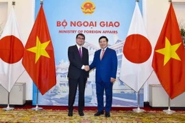 Phó Thủ tướng, Bộ trưởng Ngoại giao Phạm Bình Minh (bên phải) đón Bộ trưởng Ngoại giao Nhật Bản Taro Kono tham dự cuộc họp. (Ảnh: Phương Hoa/TTXVN)