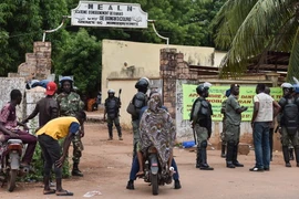 Cảnh sát Mali gác tại lối vào một điểm bỏ phiếu bầu Tổng thống ở Bamako ngày 29/7. (Nguồn: AFP/TTXVN)