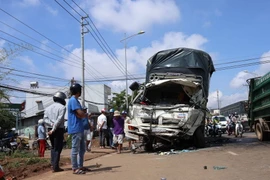 Hiện trường vụ xe khách đâm xe tải thảm khốc ở Lâm Đồng