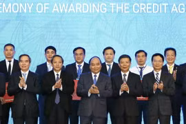 Thủ tướng Nguyễn Xuân Phúc và các vị lãnh đạo chụp ảnh chung với các nhà đầu tư vào tỉnh Quảng Bình. (Ảnh: Thống Nhất/TTXVN