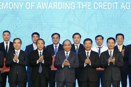 Thủ tướng Nguyễn Xuân Phúc và các vị lãnh đạo chụp ảnh chung với các nhà đầu tư vào tỉnh Quảng Bình. (Ảnh: Thống Nhất/TTXVN