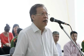 Bị cáo Phùng Đình Thực, nguyên Tổng Giám đốc PVN trả lời trước Hội đồng xét xử. (Ảnh: Văn Điệp/TTXVN)