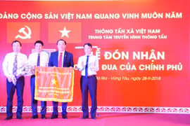 Ông Nguyễn Đức Lợi, Ủy viên Trung ương Đảng, Tổng Giám đốc Thông tấn xã Việt Nam trao Cờ Thi đua của Chính phủ cho Truyền hình Thông tấn. (Nguồn: Vnews)