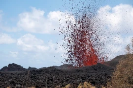 Dung nham phun trào từ núi lửa Kilauea gần Pahoa, Hawaii, Mỹ ngày 18/5. (Nguồn: EPA/TTXVN)